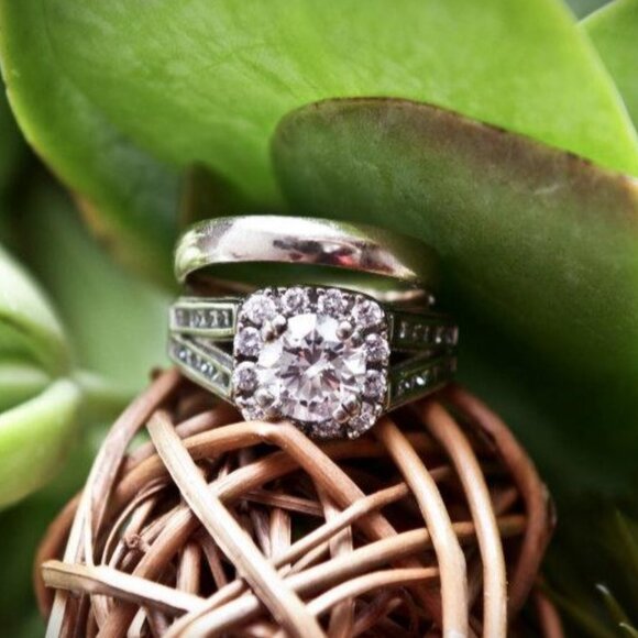 Stunning Diamond Ring - Picture 2 of 8